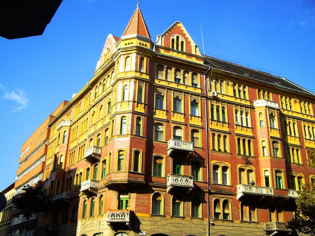 Dr. Blondy Budapest